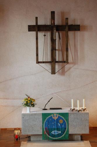 Kreuz und Altar