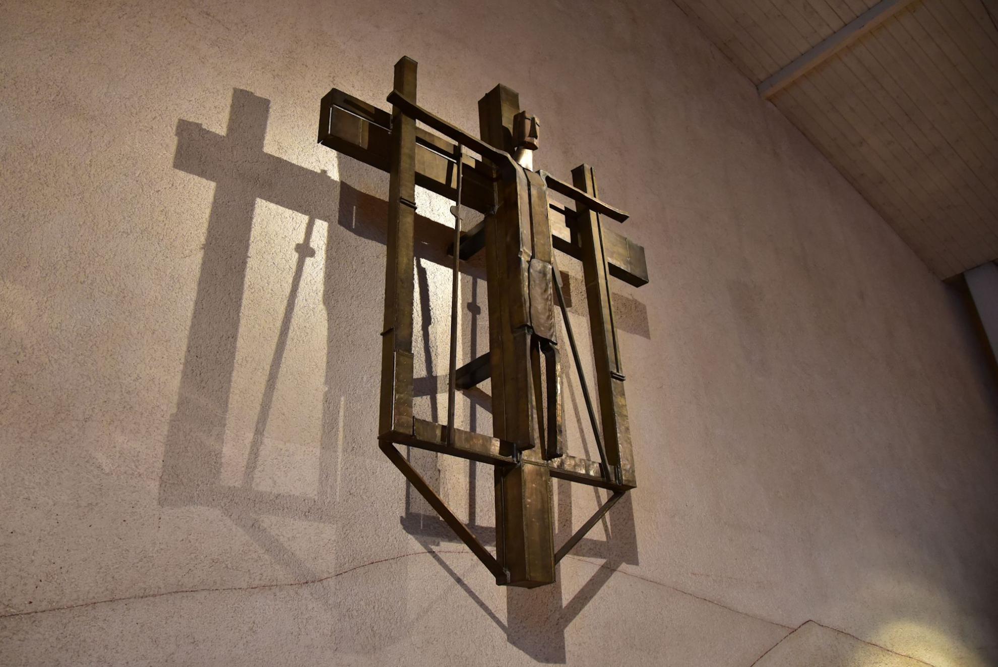 Kreuz über dem Altar
